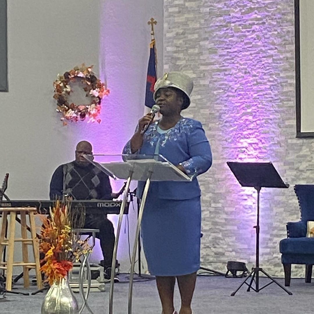 Pastor (Mrs.) Oluwatoyin Oni preaching